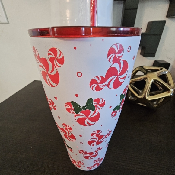 Disney Christmas theme tumbler. - Picture 1 of 5